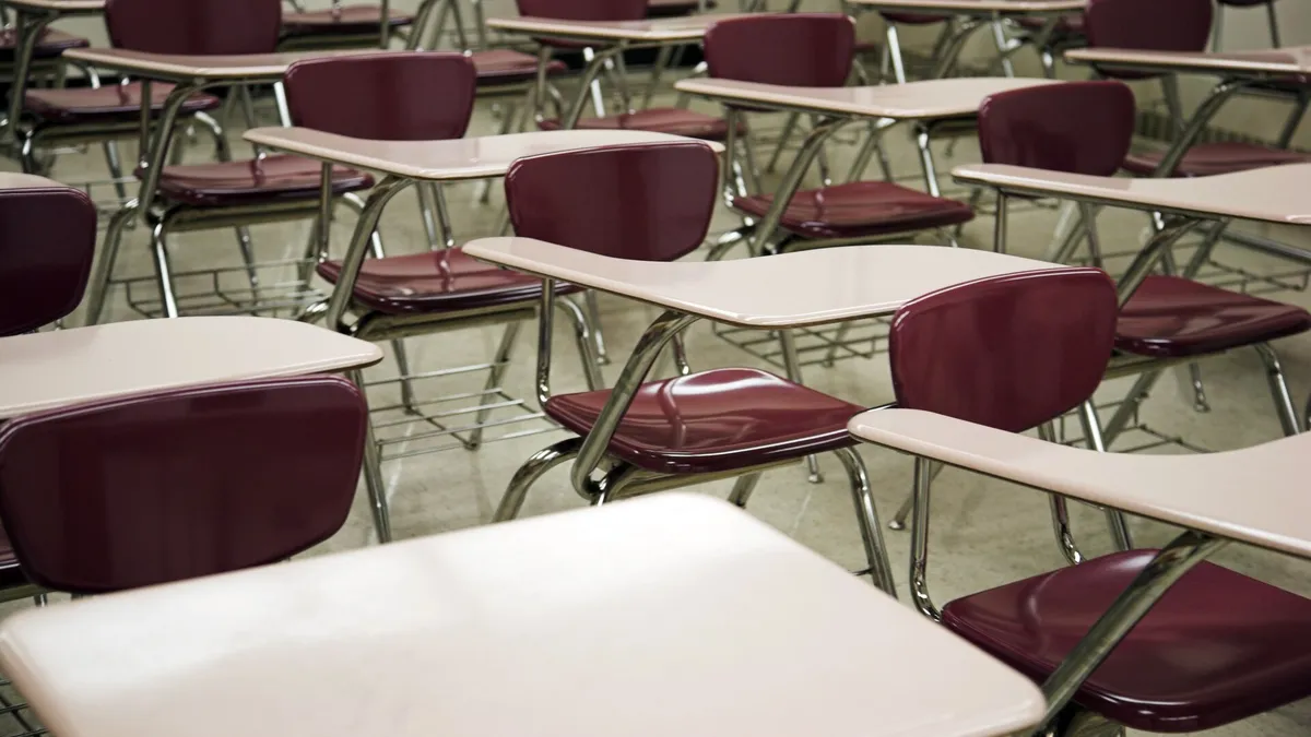 Un étudiant à son bureau avec des livres d'examen et des notes