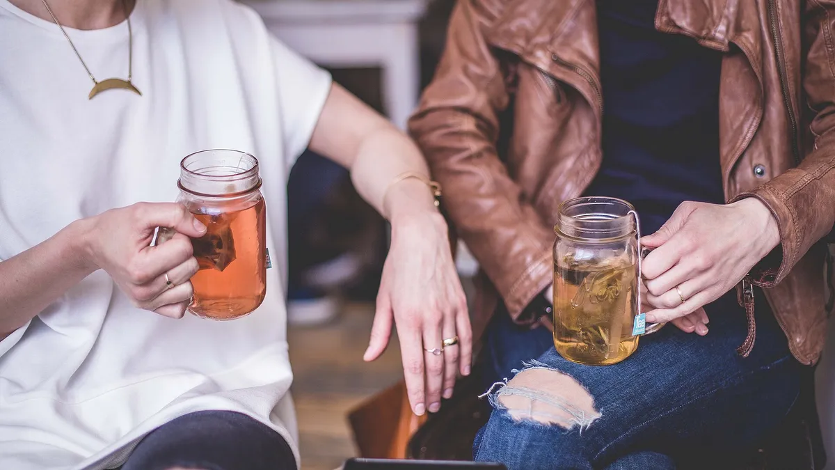Deux personnes en face à face à une table d'entretien