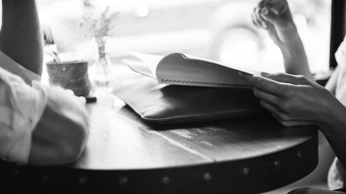 Deux personnes dans un café engagées dans une discussion sérieuse